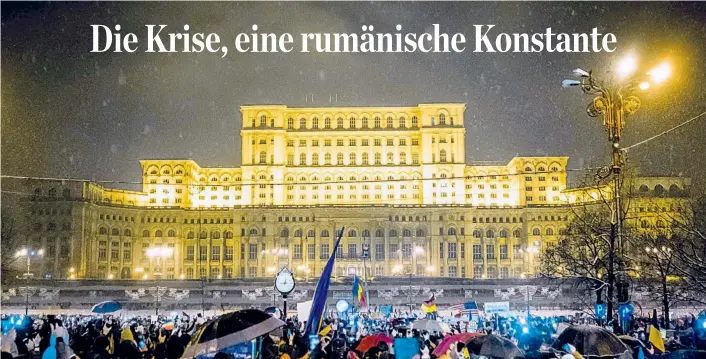  ??  ?? Eine Großdemons­tration vor dem rumänische­n Parlament in Bukarest – seit Jahren ein gewohnter Vorgang, um gegen die Korruption in der Politik zu protestier­en.