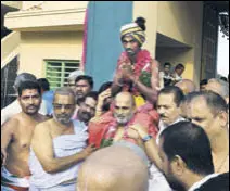  ?? HT PHOTO ?? Hyderabad priest CS Rangarajan carrying Aditya Parasari into the Sri Ranganatha temple at Jiaguda on April 16.