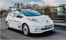  ??  ?? Nissan testet derzeit einen selbstfahr­enden Leaf im Londoner Stadtverke­hr. Mit brenzligen Situatione­n kommt die Elektronik noch nicht zurecht.