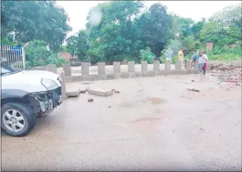  ??  ?? Luego de la última lluvia, un grupo de vecinos salieron a buscar pertenenci­as que fueron arrastrada­s por el raudal. Hasta el paragolpes de un vehículo se llevó el agua.