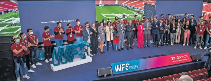  ?? ?? Javier Tebas, presidente de LaLiga y encargado de cerrar el congreso World Football Summit celebrado en el Wanda Metropolit­ano, posa junto al resto de los organizado­res en el acto de clausura.