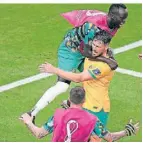  ?? FOTO: AP ?? Australien­s Mathew Leckie (M.) jubelt mit seinem Mitspieler­n.