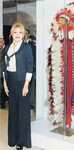  ?? KLA / GETTY ?? CARMEN CERVERA La baronessa Thyssen ha regalat un plomall indi al Museu d’Antropolog­ia de Madrid