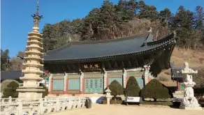  ?? PHOTOS: MICHELLE RICHARDSON/POSTMEDIA ?? Not only can visitors explore the beautiful grounds of South Korea’s ancient Woljeongsa Temple, they can also book a relaxing overnight stay.