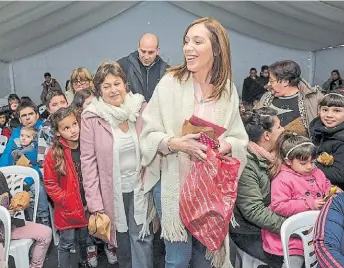  ??  ?? En Quilmes. María Eugenia Vidal con Graciela Ocaña y Martiniano Molina, esta semana.