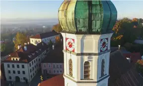  ??  ?? St.Jakob mit Rathaus und Bezirksmus­eum – DACHAU