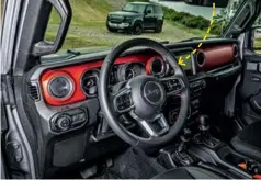  ??  ?? În Jeep, atmosfera este mai e intimă, iar parbrizul vertical specific modelului. La interior, avem manete și butoane mari.