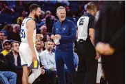  ?? Scott Strazzante/The Chronicle ?? Warriors head coach Steve Kerr gave Stephen Curry his first game off for rest all season Sunday.