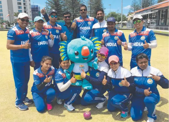  ?? Picture: SUPPLIED ?? India's Commonweal­th Games bowls team with a mini-Borobi at the Broadbeach Bowls Club.