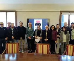  ?? ?? Volontari Il gruppo di «Quartieri solidali» con il sindaco Elena Pavan