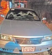  ??  ?? El coche de la madre del árbitro fue apedreado y después incendiado parcialmen­te en Lambaré.