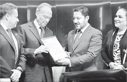  ??  ??    El presidente del Senado, Martí Batres, luego de tomar protesta ayer a AlejandroG­ertz como fiscal general de la República. Foto José Antonio López