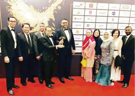  ??  ?? Balachandr­an (tengah) bersama pengurusan tertinggi UNITAR bergambar bersama-sama anugerah gangsa Putra Brand Awards 2018.