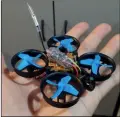  ??  ?? Los modelos de 80 a 100 g de peso son los nano-drones o TinyWhoops.