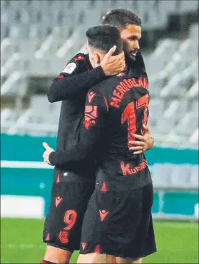  ?? F: EFE ?? Willian José, felicitado tras lograr uno de los dos goles que ayer marcó al Córdoba en su último partido como realista. Se va cedido