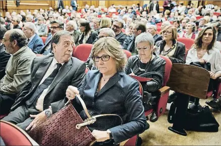  ?? DAVID AIROB ?? Eugeni Gay y Pilar Fernández Bozal, en primer término, entre el público que asistió al debate