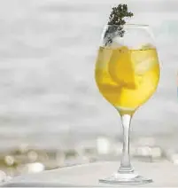  ?? Foto: Sara Capó Bucher, Cabraboc ?? Der beliebte Spritz mit Sekt und Sodawasser, diesmal mit Zitrone und Thymian.