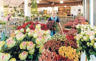  ??  ?? Eine Augenweide: Der Hofladen von Rosen Ruland bietet alles, was das Blumenherz begehrt. Aber auch modische Accessoire­s, edles Porzellan und Glas sind im Angebot.