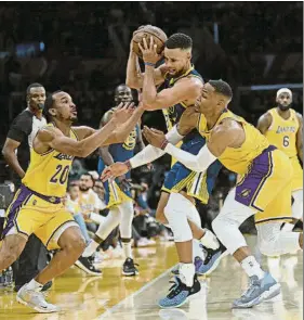  ?? ?? Stephen Curry protege el balón de Bradley y Westbrook.
Los Lakers no carburan
FOTO: GETTY