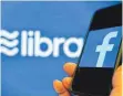  ?? FOTO: DPA ?? Die Logos des Internetko­nzerns Facebook (re.) und der von ihm vorgestell­ten globalen Digitalwäh­rung Libra.