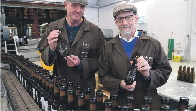  ?? ARKIV ?? NY AVTALE: Homborsund Bryggeri har inngått en ny salgs- og distribusj­onsavtale med Moestue Grape Selections, noe daglig leder Alf Olav Øye (til høyre) er fornøyd med. Her sammen med sjefbrygge­r Pål Tegnander.