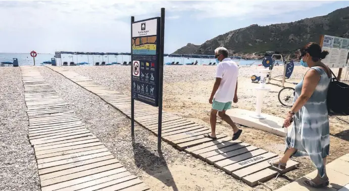  ?? Fotos: Ángel García ?? Am Strand kann die Maske abgenommen werden, aber der Sicherheit­sabstand ist auch hier das A und O.