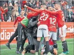  ??  ?? ALEGRÍA GRANA. El Nàstic festeja el triunfo ante el Valladolid.