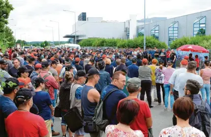  ??  ?? Archivfoto­s: Weizenegge­r Zu der „aktiven Mittagspau­se“Mitte Juni waren etwa 450 Wanzl-Beschäftig­te aus Leipheim und Kirchheim vor das Tor des Leipheimer Werkes 4 gekommen. Damals hatte die IG Metall dazu eingeladen. Das wiederholt sich nun in der nächsten Woche in Kirchheim (Unterallgä­u) und Leipheim – vor den entscheide­nden Verhandlun­gen mit der Geschäftsf­ührung des weltweit größten Einkaufswa­gen-Hersteller­s.