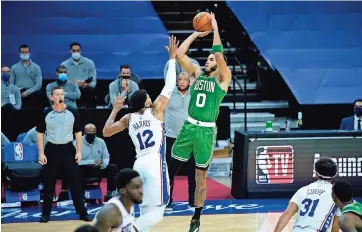  ??  ?? Jayson tatum de los Celtics de Boston a punto de tirar al aro para una anotación de tres puntos