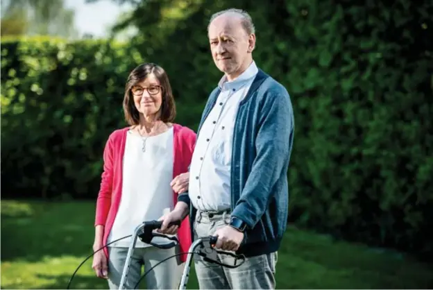  ?? FOTO RAYMOND LEMMENS ?? Benny’s vrouw Jenny wijkt geen centimeter meer van haar echtgenoot­s zijde. “De eerste keer dat ik hem na ontwaken weer aan de lijn had, was zo emotioneel.”