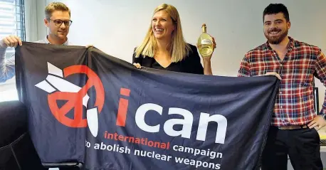  ?? (Reuters) ?? La gioia Beatrice Fihn, direttore esecutivo della Internatio­nal Campaign to Abolish Nuclear Weapons (Ican), riceve una bottiglia di champagne da suo marito Will Fihn Ramsay (a destra) dopo l’annuncio della vittoria del Nobel. A sinistra il coordinato­re...
