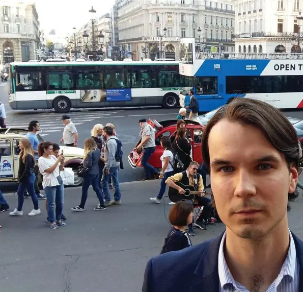  ??  ?? PARISARE. Gustav Henningson studerar statsveten­skap på prestigefu­lla Sciences Po, en utbildning där man inte kan ligga på latsidan. ”Att upptäcka den franska studietakt­en var en chock”, konstatera­r han.