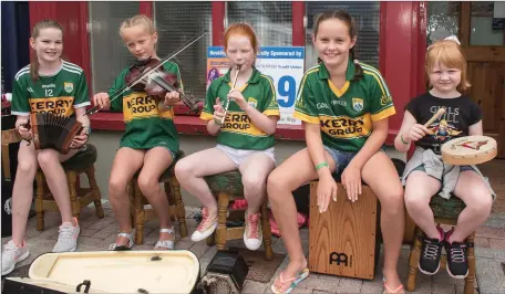  ?? Photo by Christy Riordan ?? Busking during the Cahersivee­n Festival.