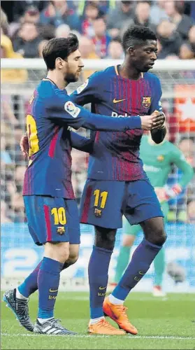  ?? FOTO: PEP MORATA ?? Messi da el brazalete de capitán a Dembélé para que se lo entregue a Iniesta