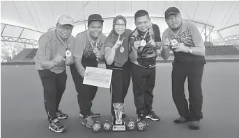  ??  ?? JUARA: Barisan pemain Anggak Bowls A1 yang muncul juara kejohanan itu.