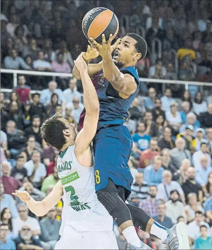  ?? FOTO: PERE PUNTÍ ?? Salto de Pressey para acabar con bandeja de izquierda. El base americano sigue generando dudas a sectores de la afición