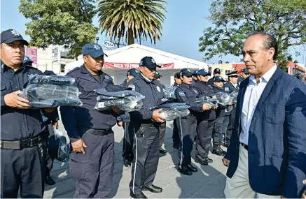  ?? Francisco H. Reyes ?? Tomás Orea Albarrán hizo entrega de uniformes a policías municipale­s.