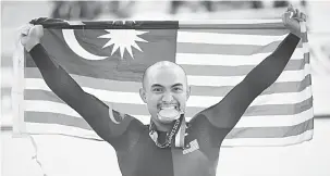  ?? — Gambar Bernama ?? SANDARAN NEGARA: Azizulhasn­i Awang meraikan kejayaan meraih pingat emas menerusi acara pecut individu lelaki pada Sukan Asia 2018 di Velodrom Antarabang­sa Jakarta, Indonesia pada 30 Ogos lepas.