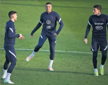  ??  ?? Mbappé, en un entrenamie­nto con la selección francesa.