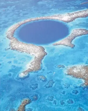  ?? FOTOS: JAMES STRACHAN/ROBERTHARD­ING (1), PHILIPPA HORNSBY (1), SANKTJOHAN­SER (1) ?? Das Blue Hole ist ein weltbekann­ter Tauchspot vor der Küste Belizes – dank Jacques Cousteau.