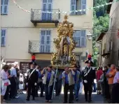  ??  ?? La procession à la vierge dans les ruelles du village de Vernante est suivie par de nombreux habitants de Biot.. (Photo S. J.)