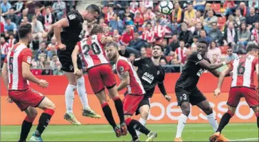  ??  ?? EL 0-2. Kike García firma, ante la mirada de Marc Muniesa, su segundo tanto del partido ante el Girona.