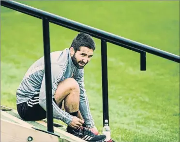  ?? FOTOS: EFE / TWITTER ?? izquierda, Joao Moutinho, del Wolves; derecha, niño con su padre tratando de ver ejercitars­e al Liverpool; abajo, Alisson, llegando a Melwood