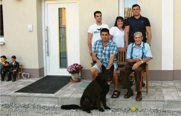  ??  ?? Die Familie Heim vor ihrem neuen Wohnhaus: (hinten von links) Dominik, Dagmar und Robin, (vorne von links) Manfred und sein Vater Gottfried, ganz vorne sitzt Hund Rudi. Fotos: Hieronymus Schneider