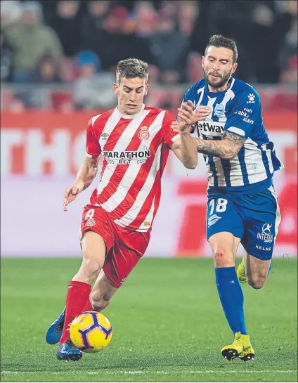  ?? FOTO: PERE PUNTÍ ?? Pere Pons y Borja Bastón disputan el balón durante el Girona-alavés en Montilivi