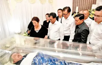  ??  ?? Shafie (second left), Peter (fourth left), Poon (fifth left) and other leaders paying their last respects to Wong, Also seen are Wong’s widow Chong (left) and Luyang assemblyma­n Phoong Jin Zhe (right).