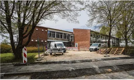  ?? Foto: Rudi Penk ?? Mit den Bauarbeite­n an der Niederstot­zinger Schule geht es voran.