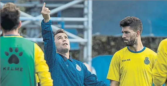  ?? FOTO: PERE PUNTÍ ?? Rubi, junto a Dídac, en un entrenamie­nto El técnico perico asegura que la clave del éxito del Espanyol son los jugadores que desean que ésta “sea una temporada diferente”