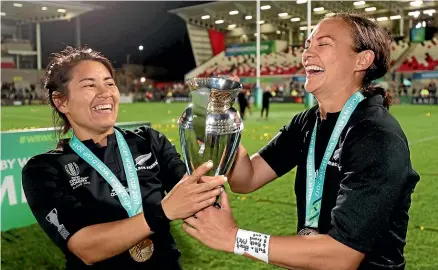  ?? PHOTOSPORT ?? Black Ferns players Kristina Sue and Lesley Ketu celebrate winning the 2017 Women’s Rugby World Cup in Ireland. Sue wants the next Black Ferns coach to be a woman.