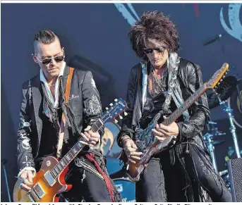  ??  ?? Johnny Depp (li.) und Aerosmith-Star Joe Perry bedienen Seite an Seite für die Gitarrensa­iten SAT 1 PRO 7 VOX Uruguay – Portugal 977.000 Zuseher